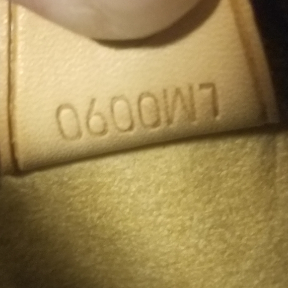 ❌‼️SOLD‼️❌ - LV Luco Tote w/COA- Vintage Monogram - Picture 3 of 16